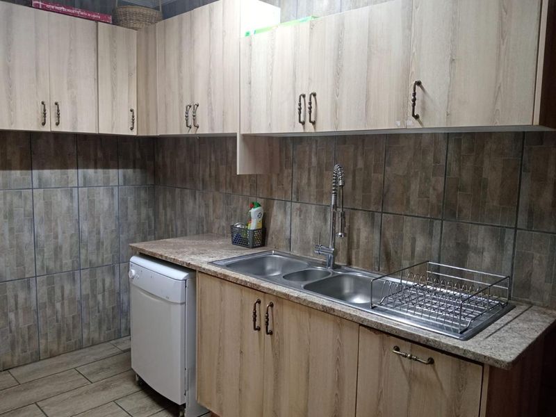 Spacious 3-Bedroom Family Home in a Sought-After Area - Photo 6