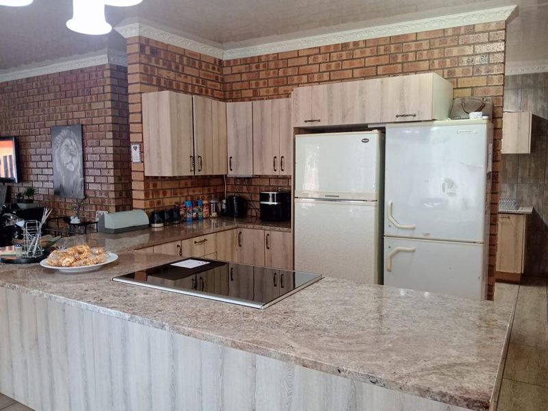 Spacious 3-Bedroom Family Home in a Sought-After Area - Photo 4