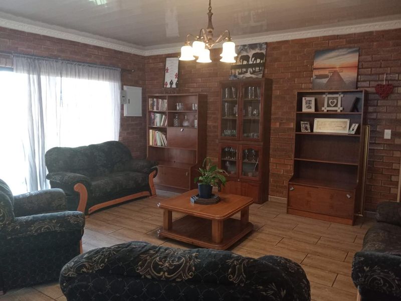 Spacious 3-Bedroom Family Home in a Sought-After Area - Photo 2