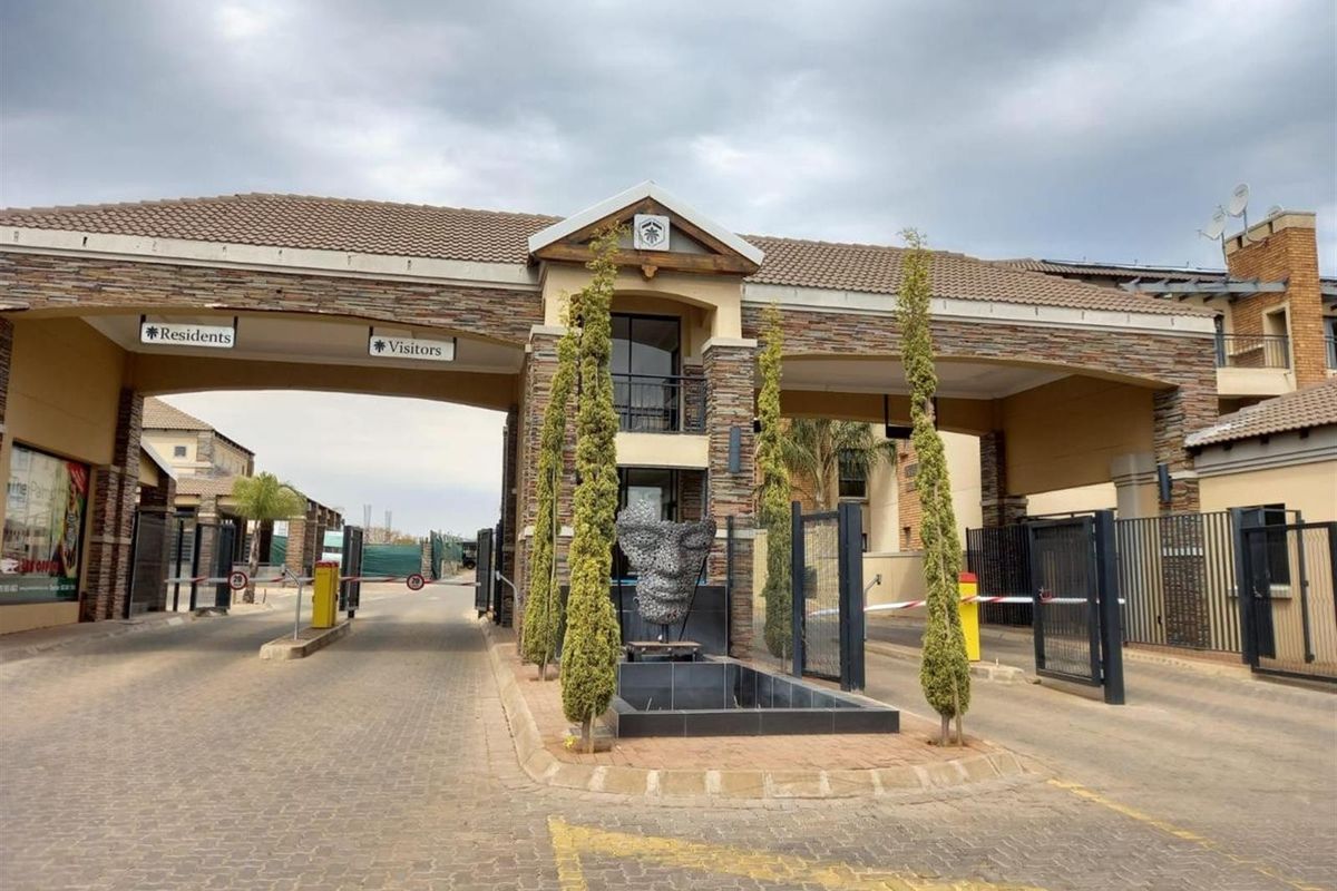 Apartment For Sale in Heuwelsig, Kimberley - Photo 2