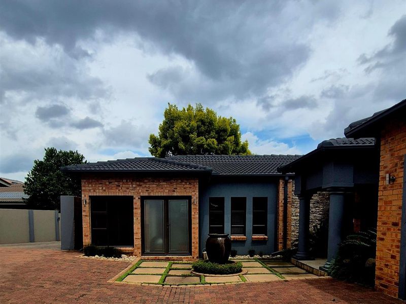 Modern Luxury in Roberts Estate - Photo 2