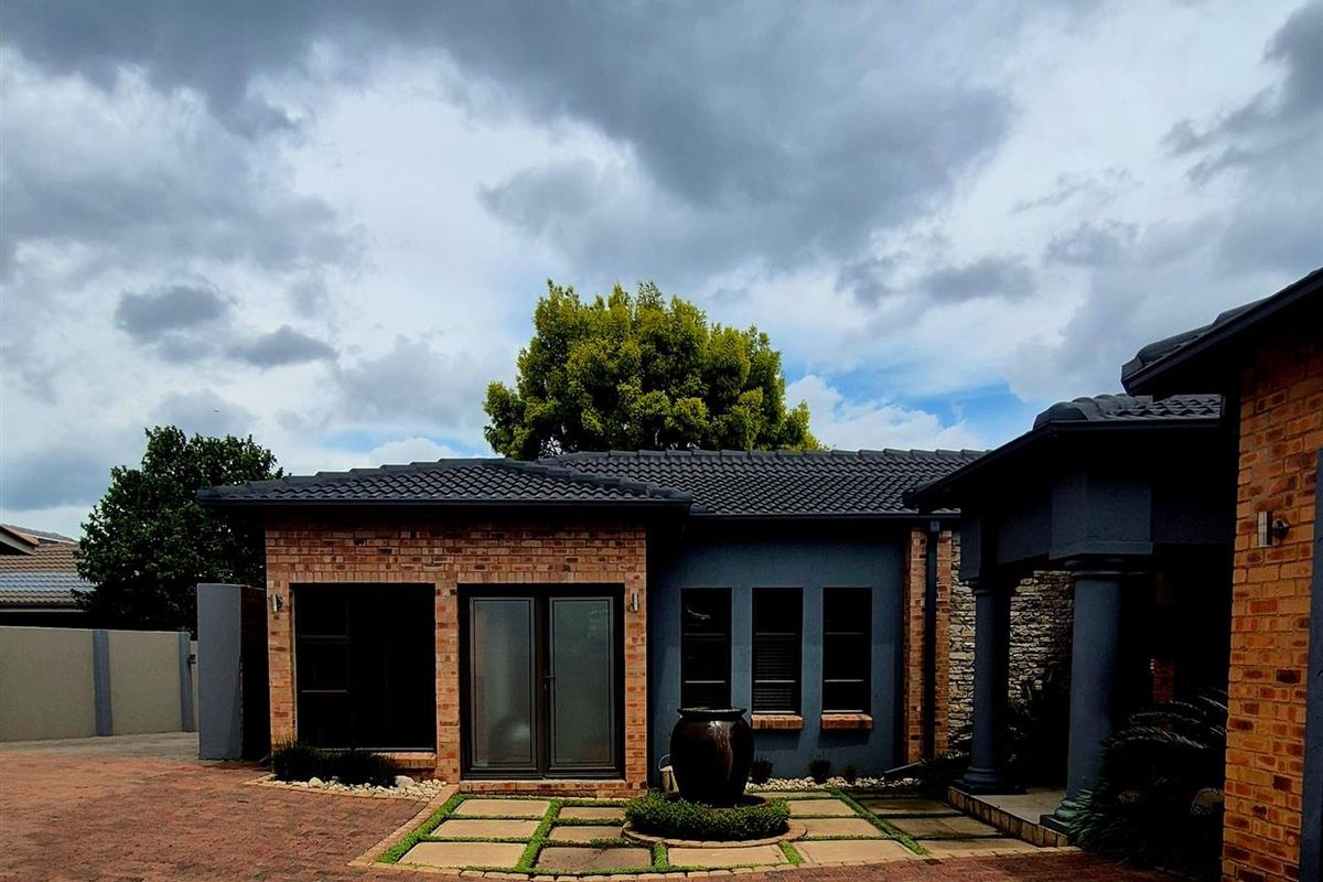 Modern Luxury in Roberts Estate - Photo 2