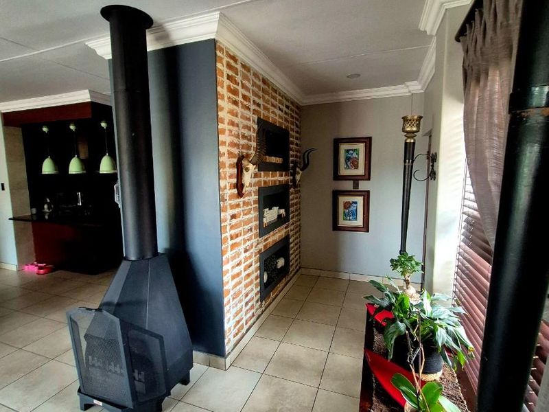 Modern Luxury in Roberts Estate - Photo 3