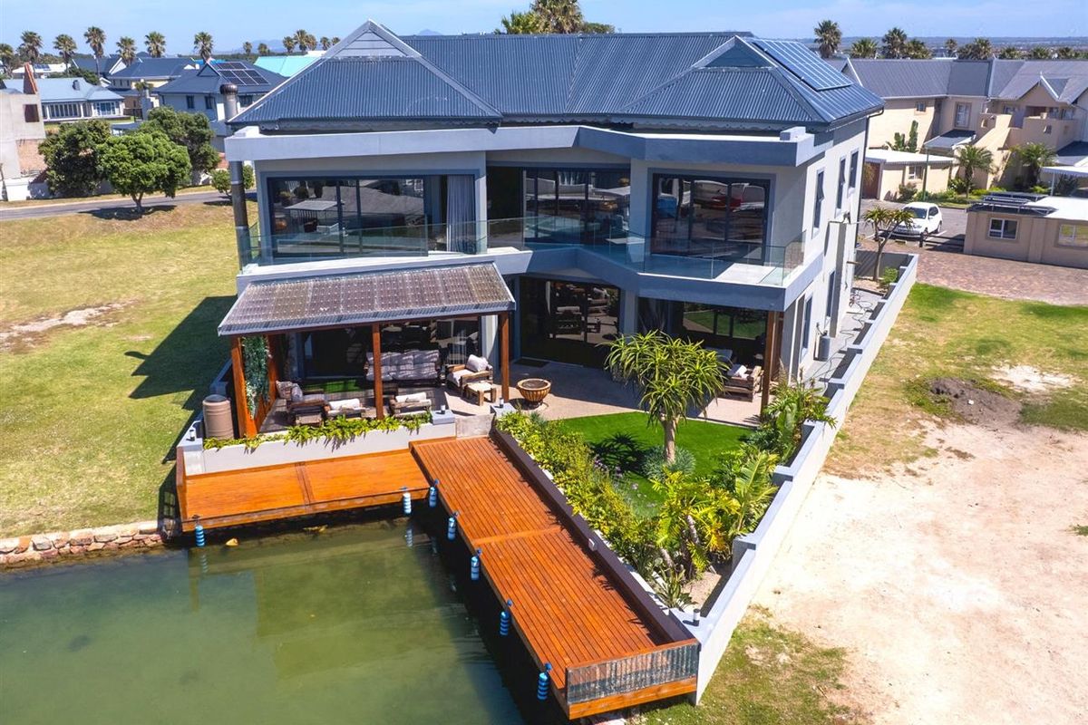 Luxury Canal-Front Home with Private Mooring for 2 Boats | Marina Martinique - Photo 2