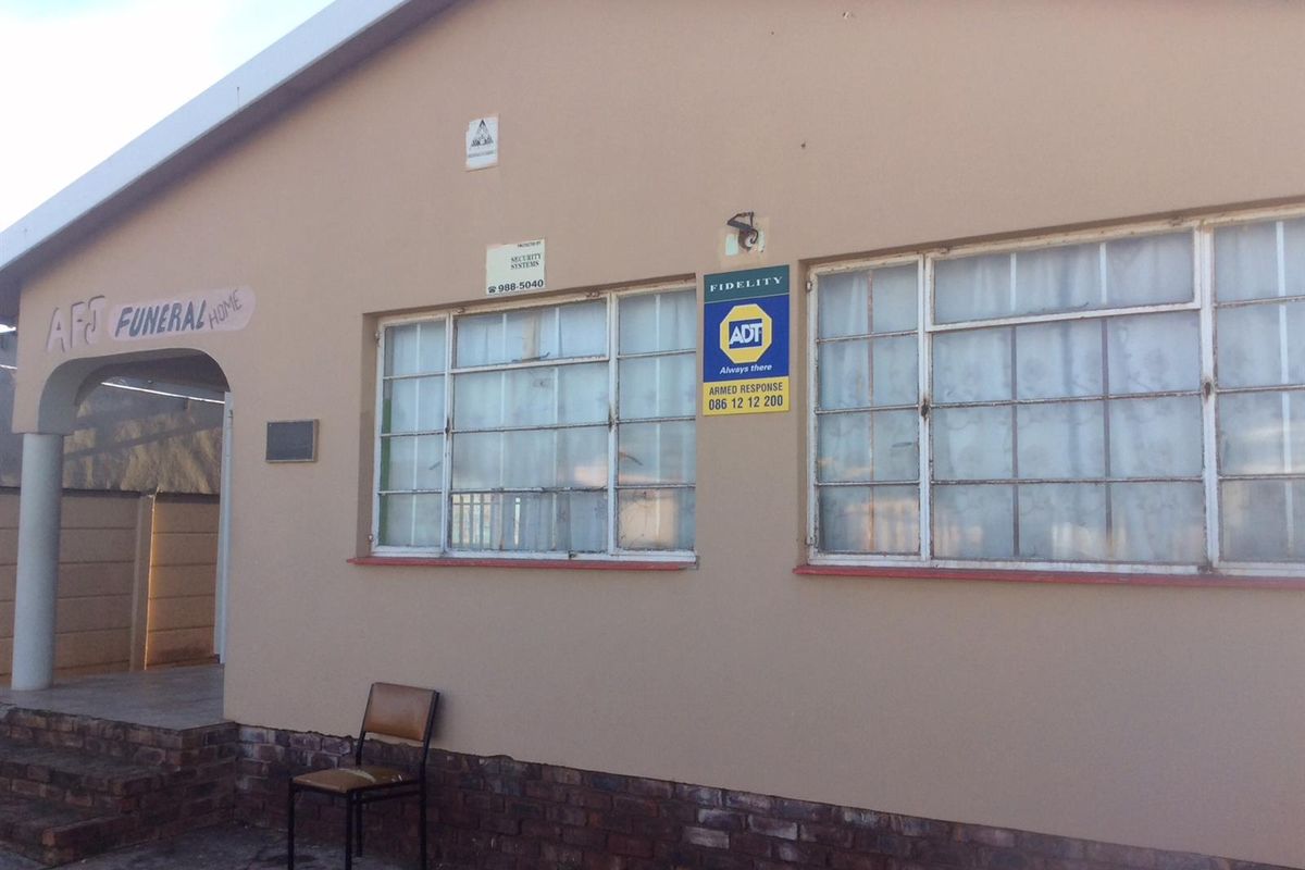 House For Sale in Kwanobuhle, Uitenhage - Photo 2