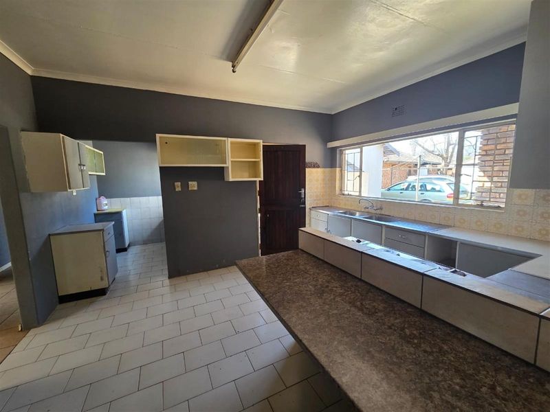 4 Bedroom House For Sale - Photo 4