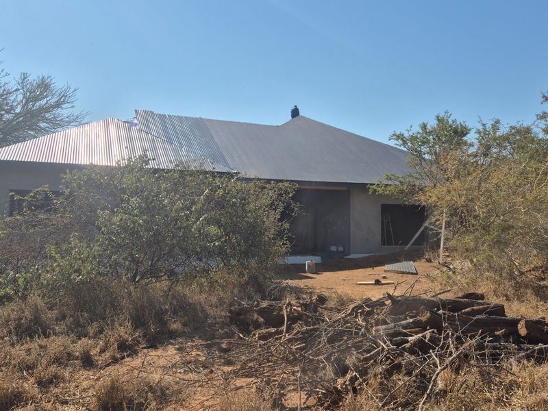 A large house under construction  on one of the best plots in Blyde Wildlife Estate, Hoedspruit - Photo 7