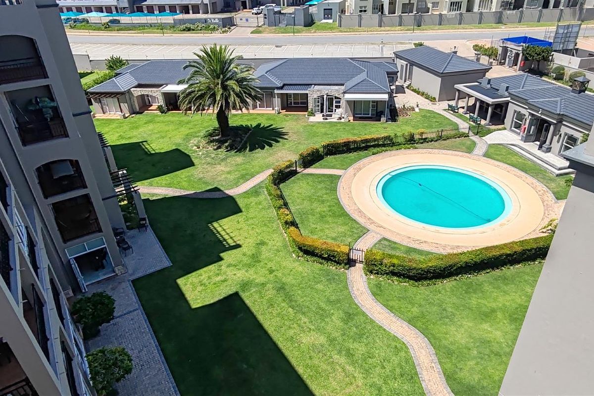 Effortless Beachside Living - Stylish, Spacious and Fully Furnished - Photo 2