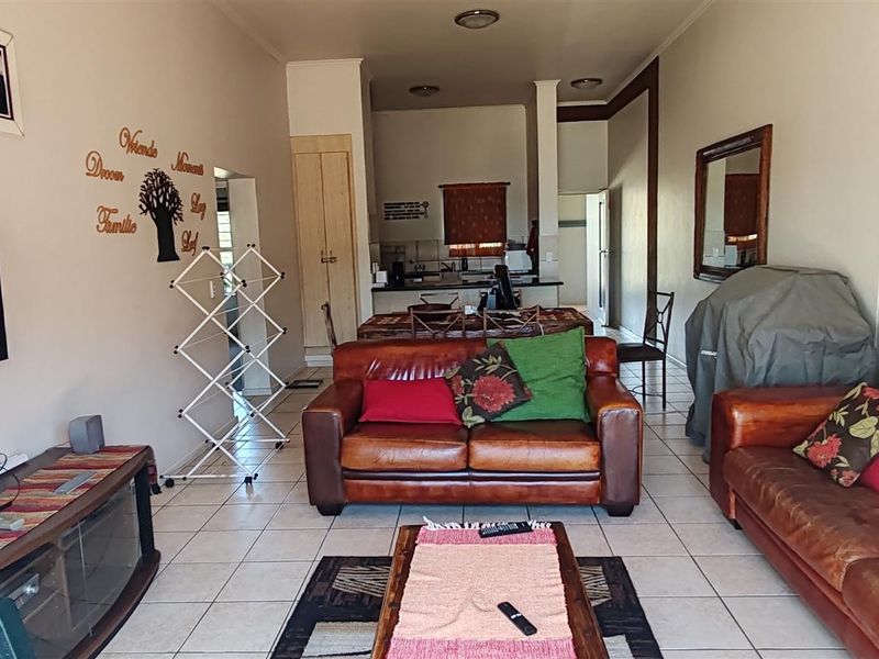 Effortless Beachside Living - Stylish, Spacious and Fully Furnished - Photo 4