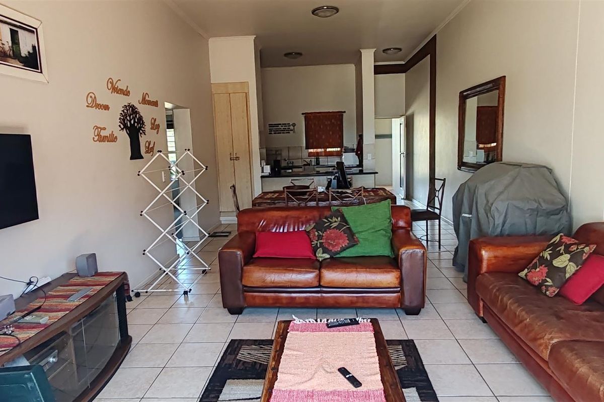 Effortless Beachside Living - Stylish, Spacious and Fully Furnished - Photo 4