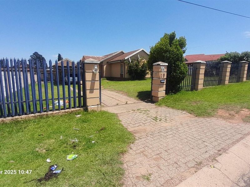 House For Sale in Tasbet Park, Witbank - Photo 3