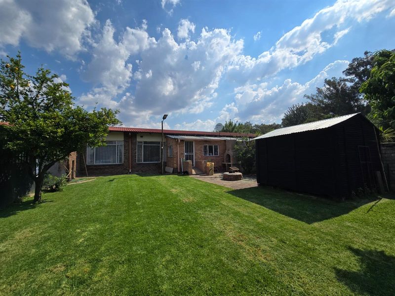 Private Garden Sanctuary in a Serene Complex - Ideal Lock-Up-and-Go Living - Photo 2