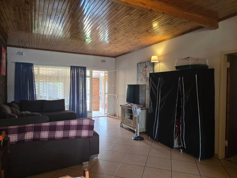 Private Garden Sanctuary in a Serene Complex - Ideal Lock-Up-and-Go Living - Photo 5