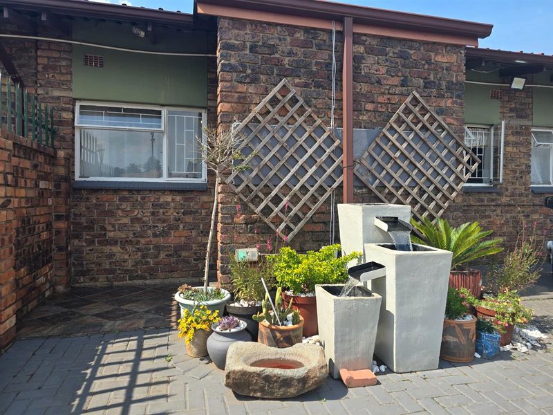 Private Garden Sanctuary in a Serene Complex - Ideal Lock-Up-and-Go Living - Photo 1