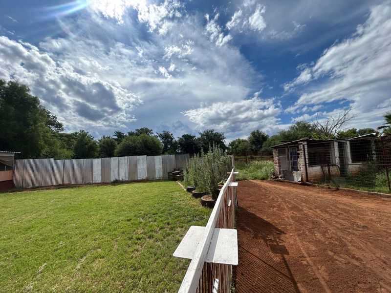 8565m2 Plot House For Sale in Barkly West - Photo 2