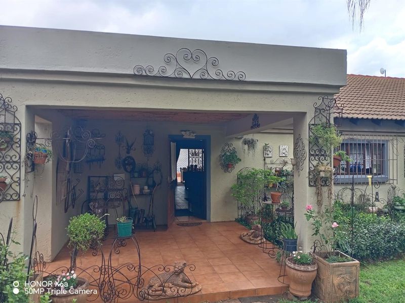 Beautiful well looked after big family home on smallholding kameeldrift east - Photo 9