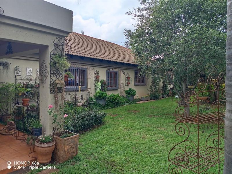 Beautiful well looked after big family home on smallholding kameeldrift east - Photo 8