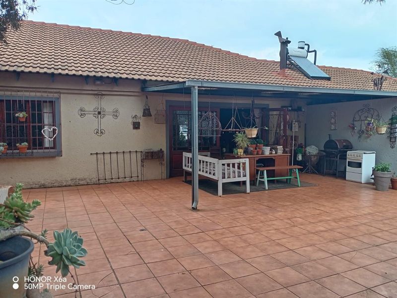 Beautiful well looked after big family home on smallholding kameeldrift east - Photo 7