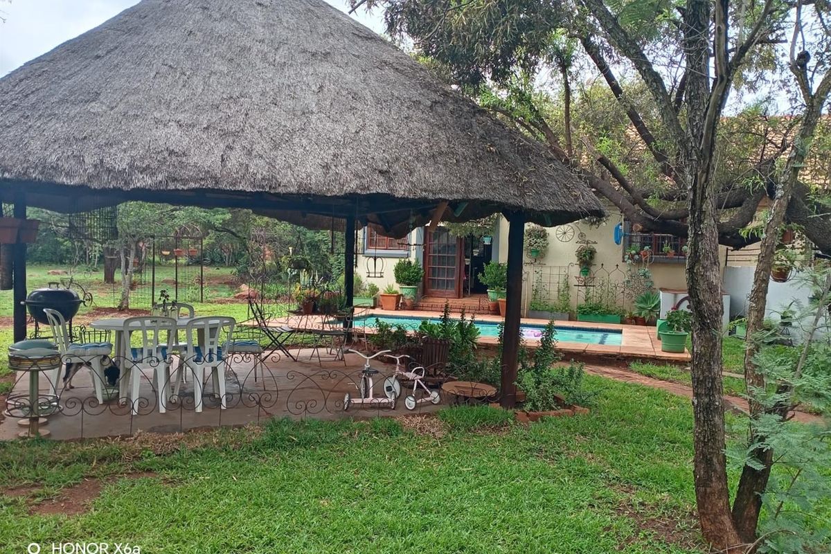 Beautiful well looked after big family home on smallholding kameeldrift east - Photo 5