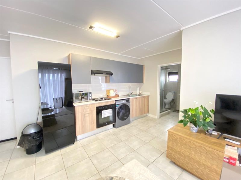 Apartment To Let in Linbro Park Sandton Gauteng - Photo 9