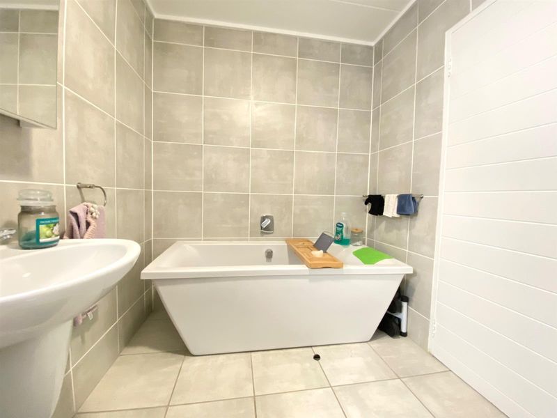 Apartment To Let in Linbro Park Sandton Gauteng - Photo 5