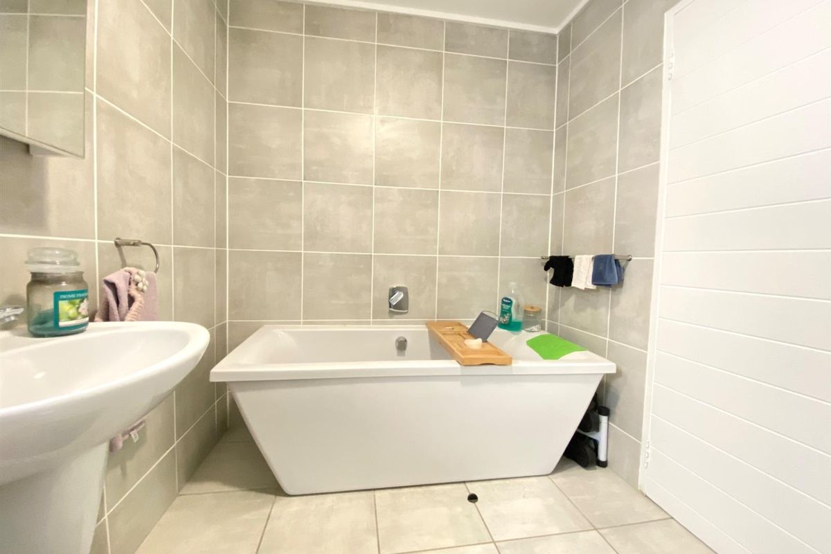 Apartment To Let in Linbro Park Sandton Gauteng - Photo 5