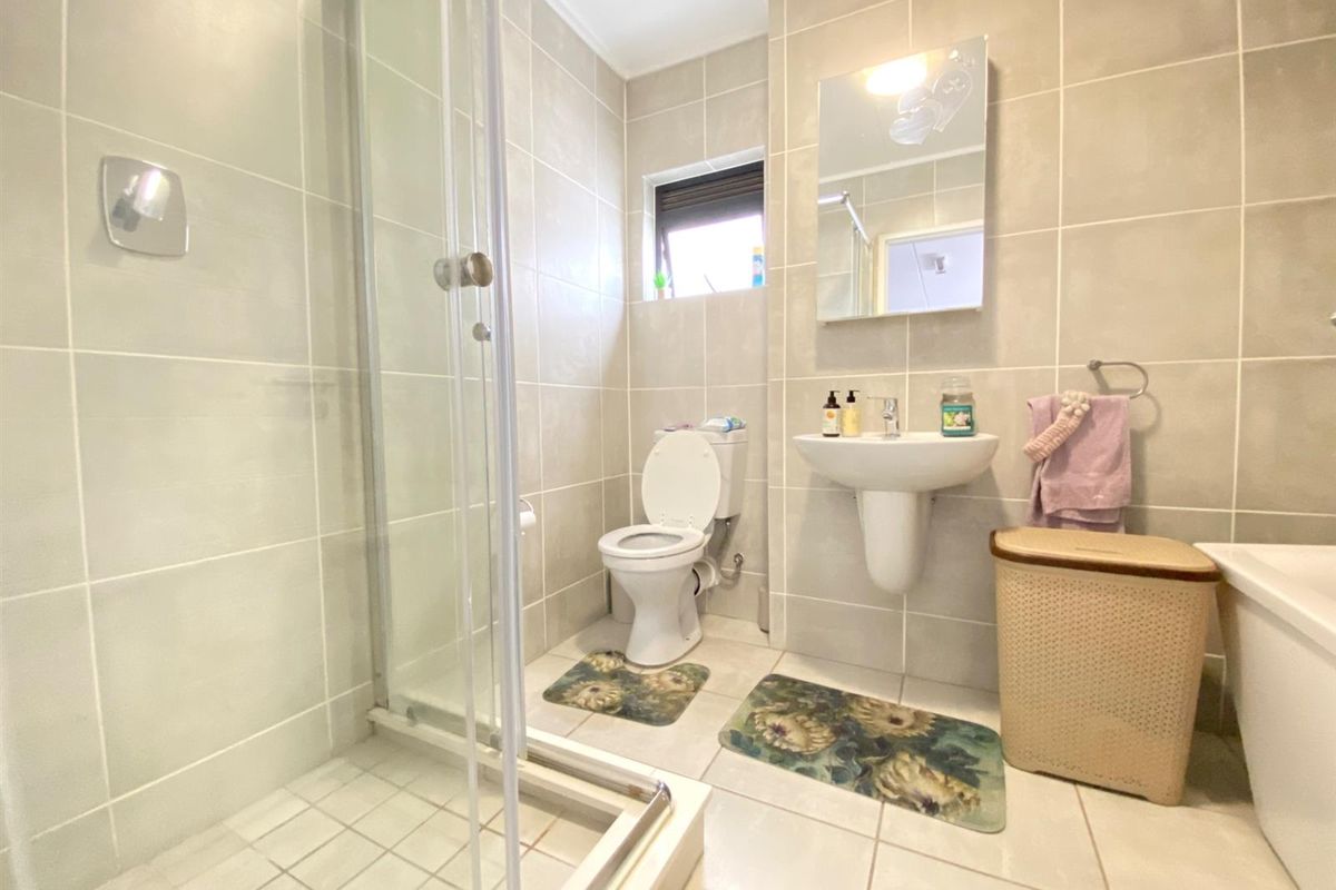 Apartment To Let in Linbro Park Sandton Gauteng - Photo 4