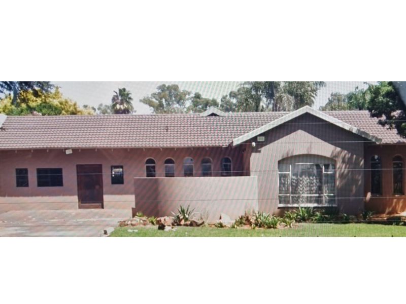 "Elegant 4-Bed Home in Presidents Dam Awaits You" - Photo 2