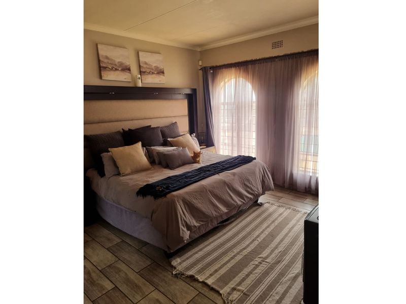 "Elegant 4-Bed Home in Presidents Dam Awaits You" - Photo 10