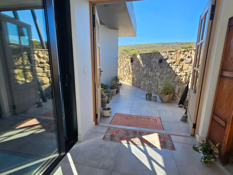 Exclusive Contemporary House For Sale in Paradise Coast, Mossel Bay - Photo 6