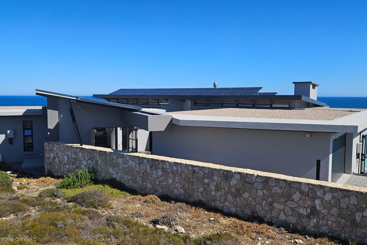 Exclusive Contemporary House For Sale in Paradise Coast, Mossel Bay - Photo 2