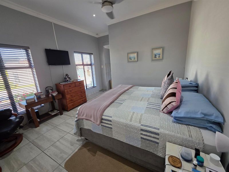 3 Bedroom House For Sale in Karookraal Estate, Hartenbos - Photo 8