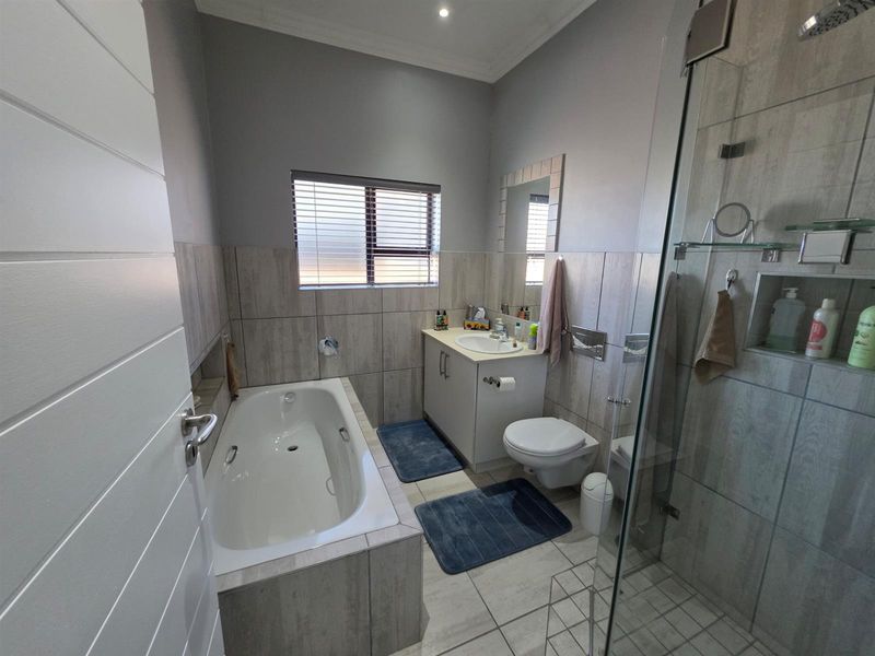 3 Bedroom House For Sale in Karookraal Estate, Hartenbos - Photo 5