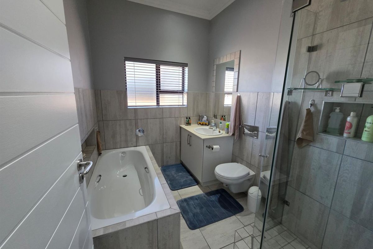 3 Bedroom House For Sale in Karookraal Estate, Hartenbos - Photo 5