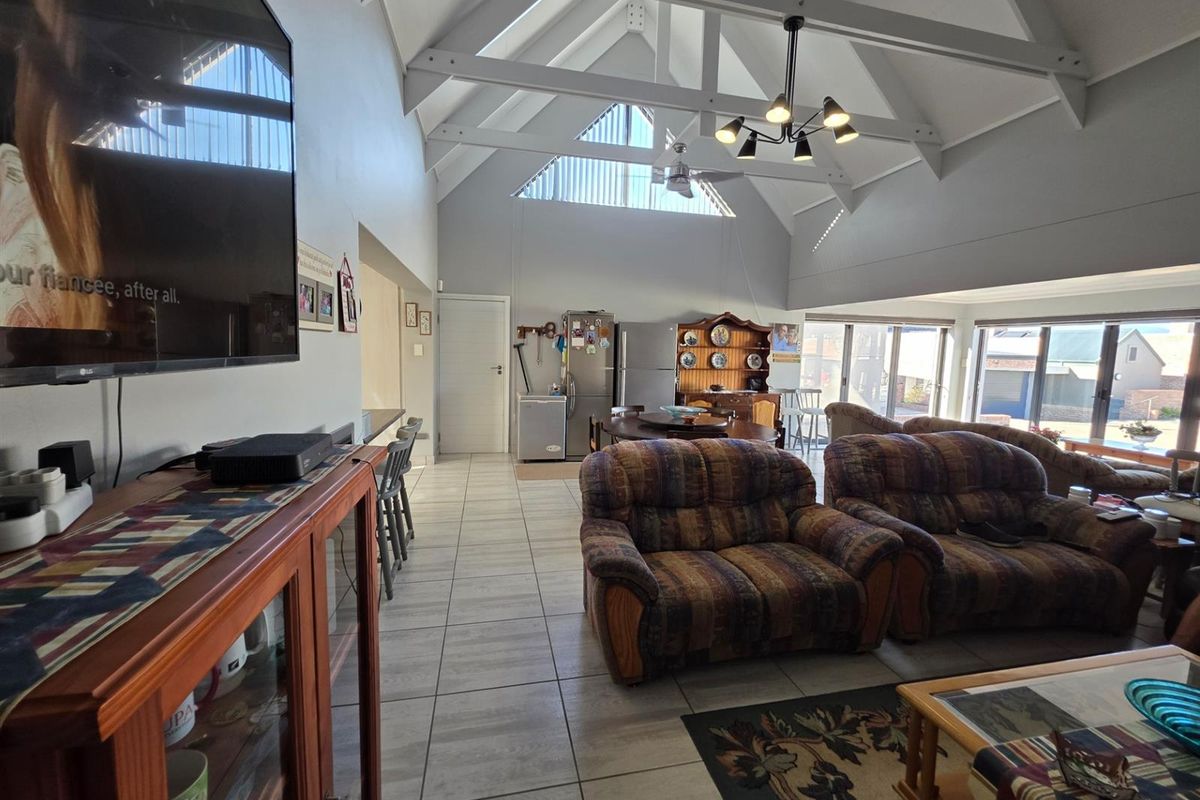 3 Bedroom House For Sale in Karookraal Estate, Hartenbos - Photo 2