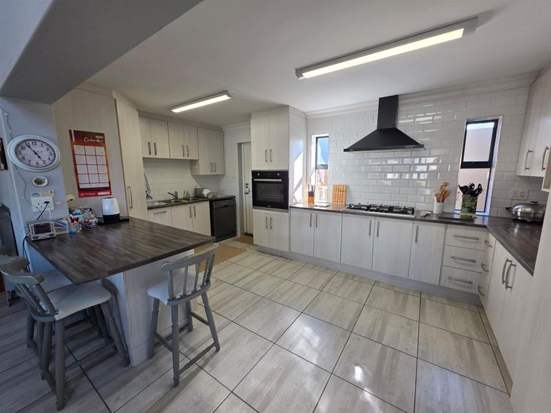 3 Bedroom House For Sale in Karookraal Estate, Hartenbos - Photo 3