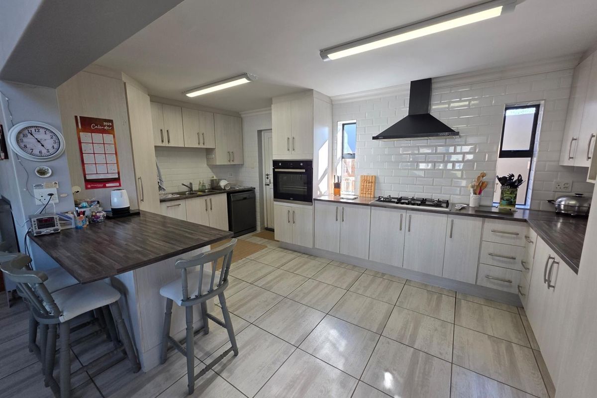 3 Bedroom House For Sale in Karookraal Estate, Hartenbos - Photo 3