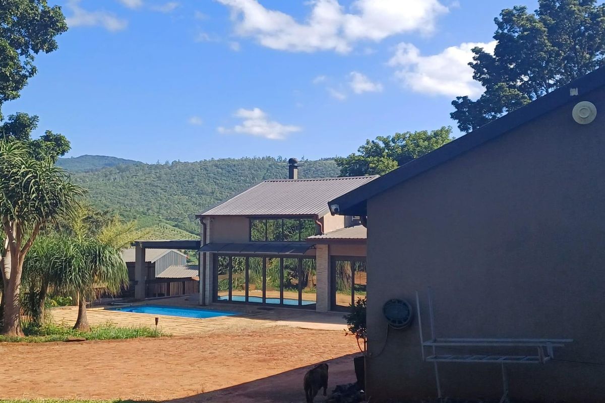 Lifestyle investment: Game fenced, avo orchard, 3 houses and solar power. - Photo 2