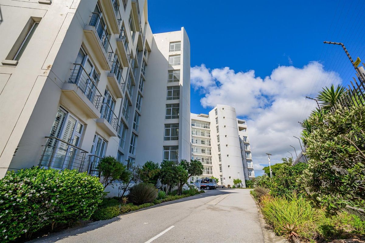 Spacious 3 Bedroom Apartment - Photo 4