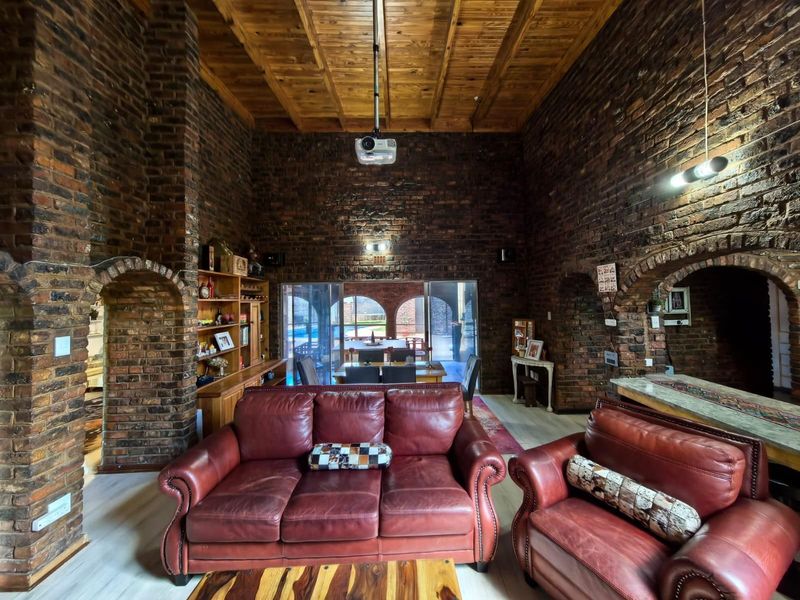 Your Dream Home & Income: Spacious 5-Bed Family Entertainer in Prime Royldene, Kimberley - Photo 5