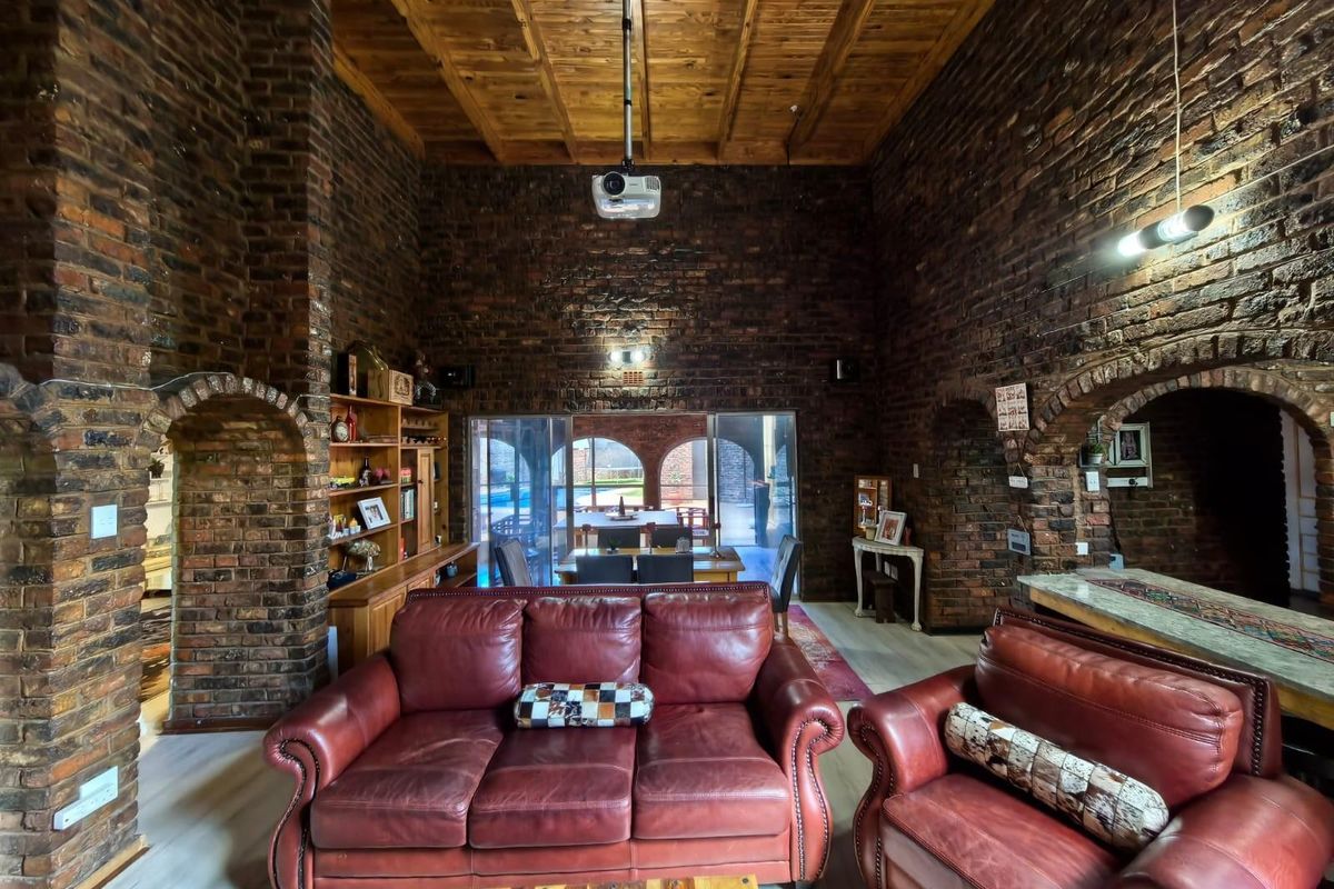 Your Dream Home & Income: Spacious 5-Bed Family Entertainer in Prime Royldene, Kimberley - Photo 5