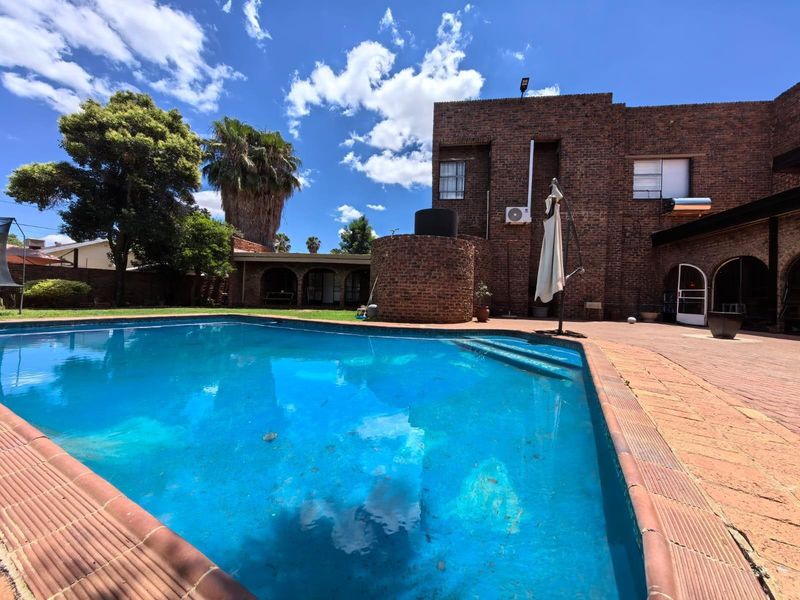 Your Dream Home & Income: Spacious 5-Bed Family Entertainer in Prime Royldene, Kimberley - Photo 2