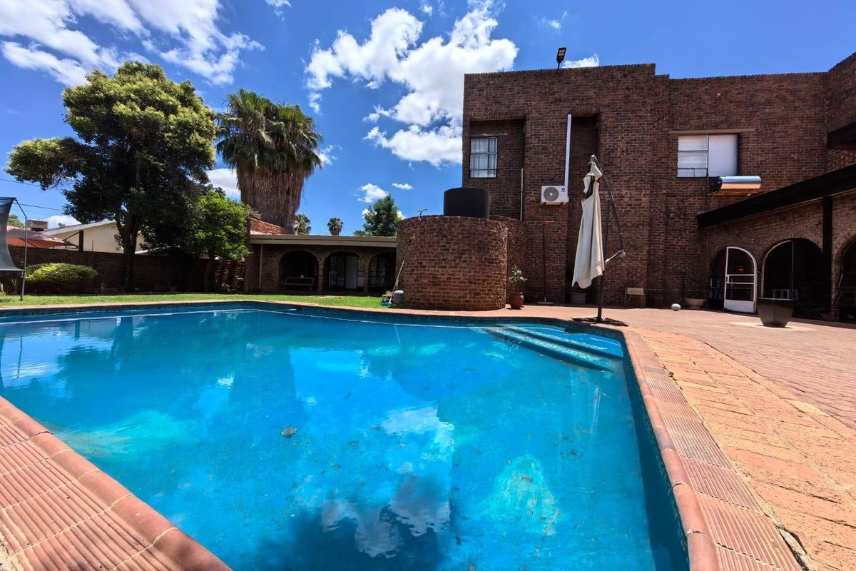 Your Dream Home & Income: Spacious 5-Bed Family Entertainer in Prime Royldene, Kimberley - Photo 2