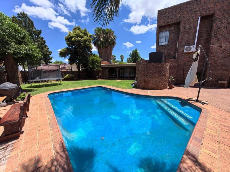 Your Dream Home & Income: Spacious 5-Bed Family Entertainer in Prime Royldene, Kimberley - Photo 3