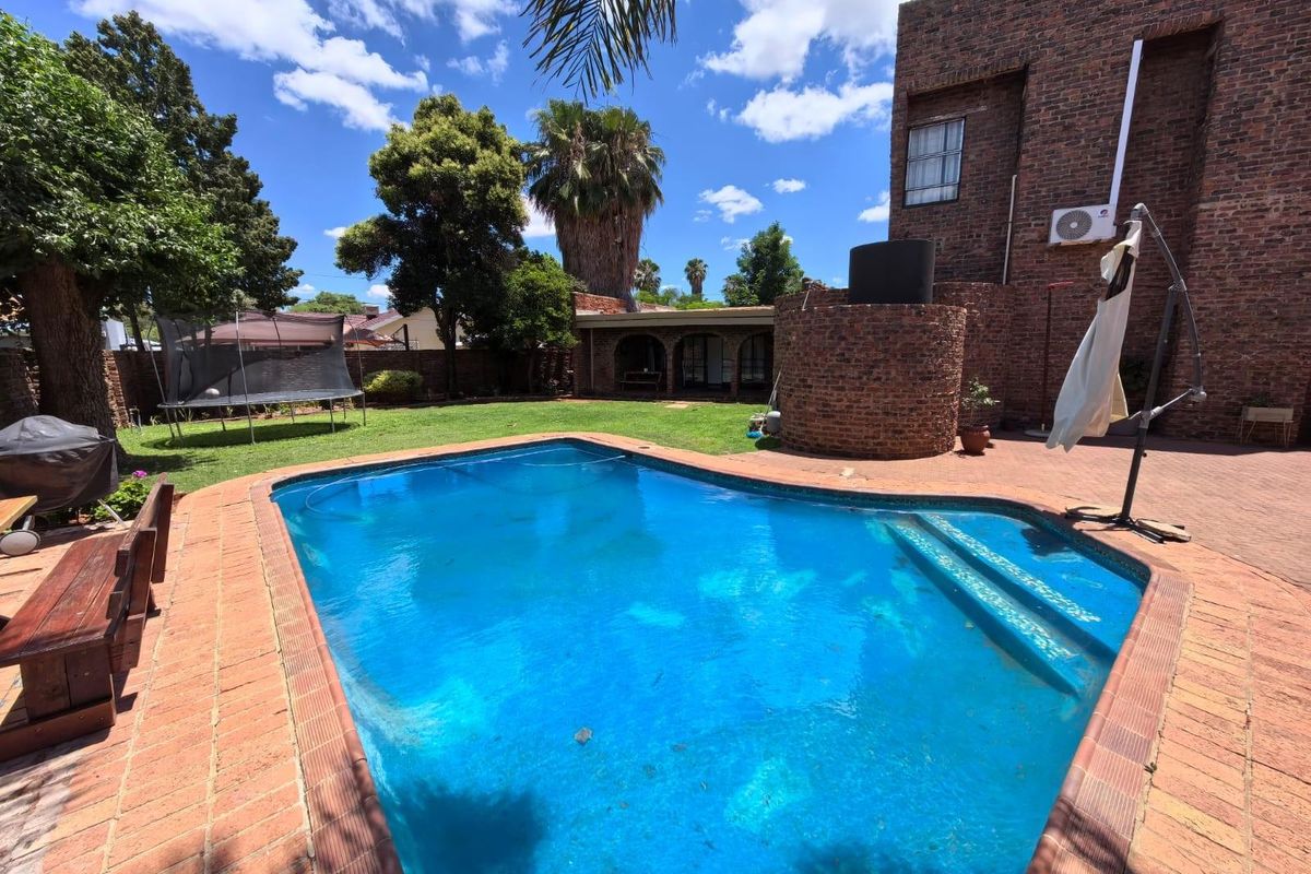 Your Dream Home & Income: Spacious 5-Bed Family Entertainer in Prime Royldene, Kimberley - Photo 3