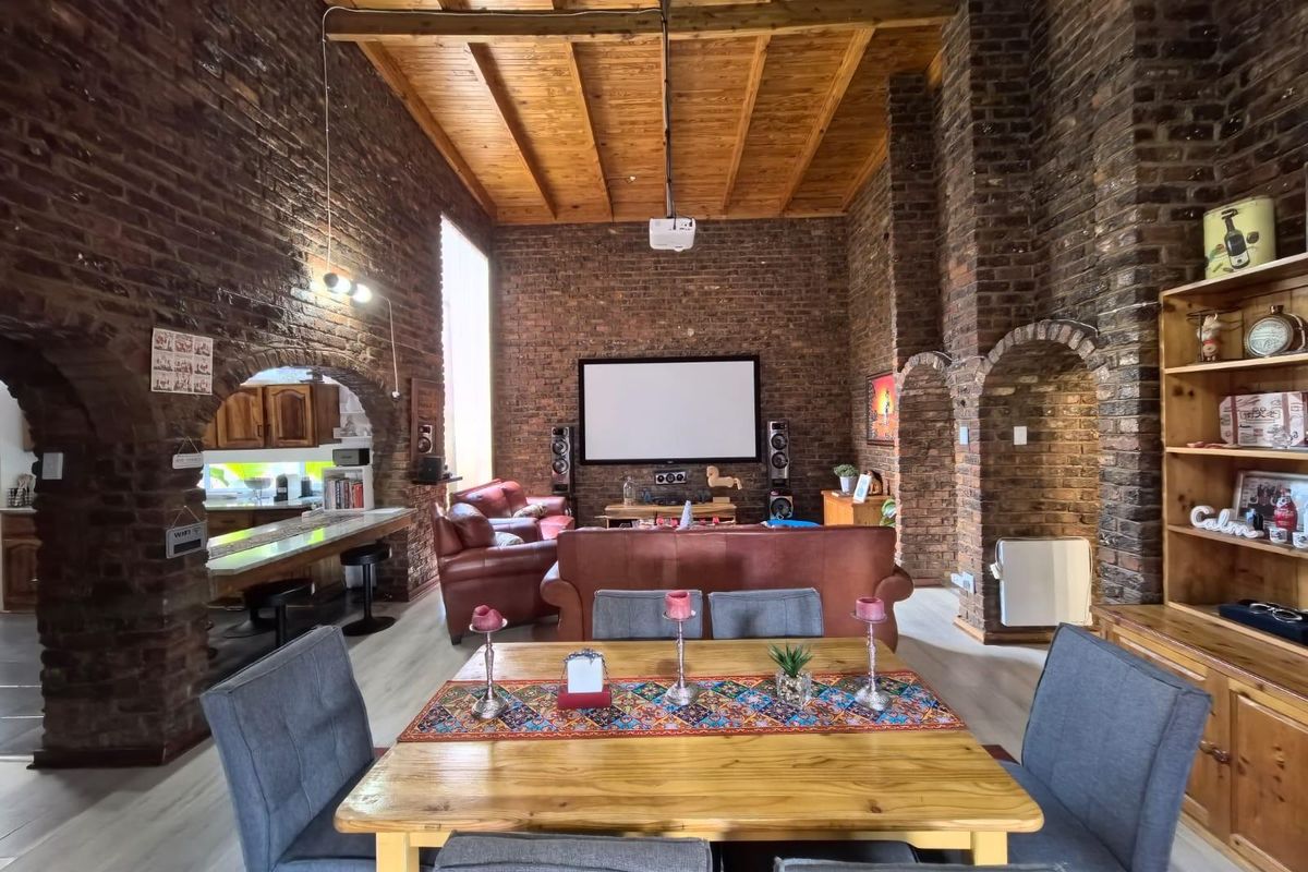 Your Dream Home & Income: Spacious 5-Bed Family Entertainer in Prime Royldene, Kimberley - Photo 4