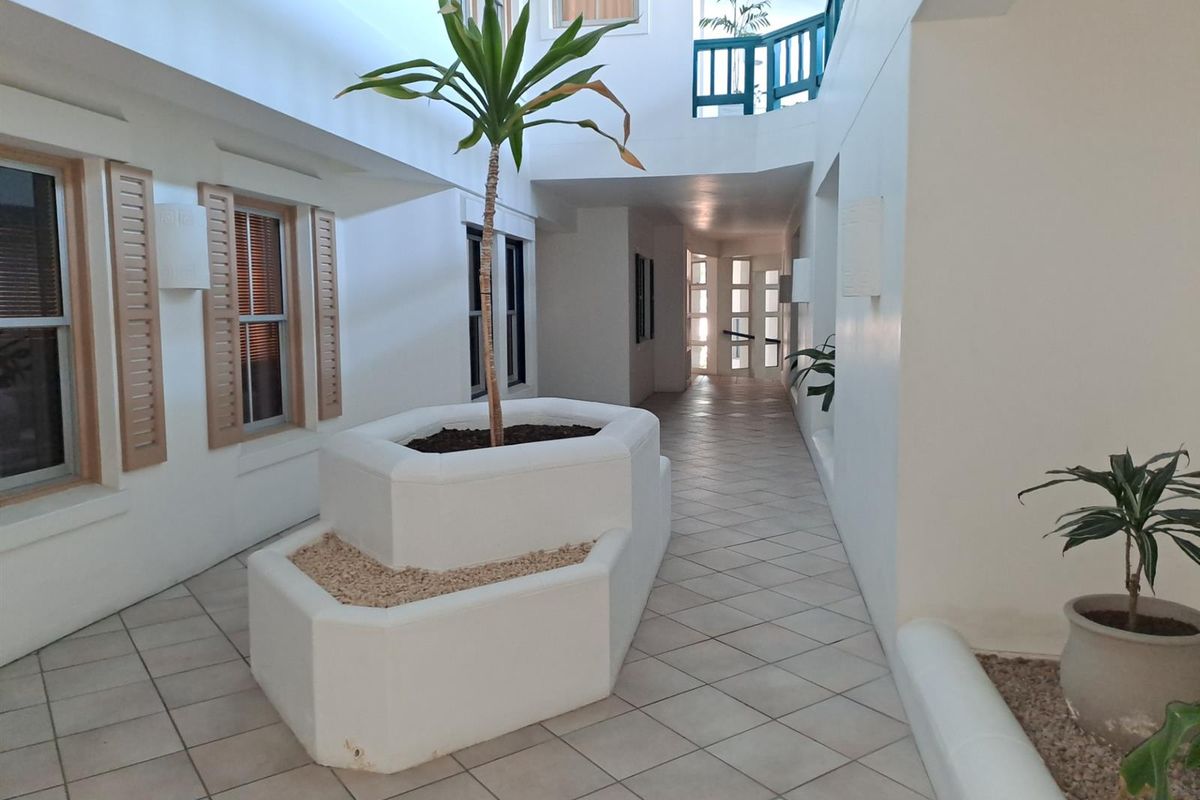 Luxury Sea-View Apartment for Sale in Summerstrand - Photo 4