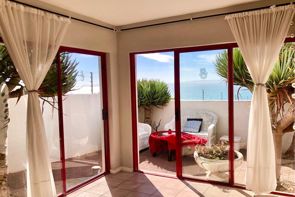 Timeless Sea-View Home in Paradise Beach - Photo 3