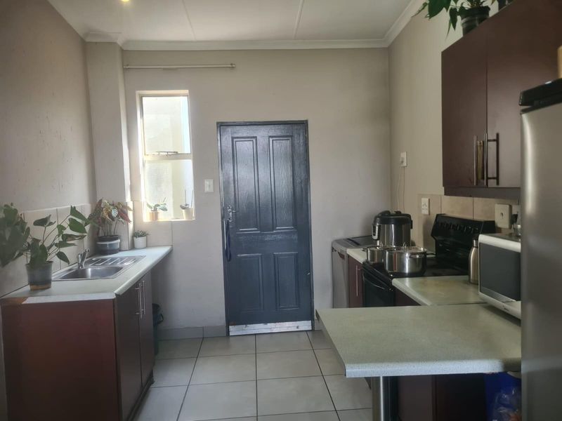 Reduced 2 Bed 1 Bath Apartment For Sale In Buccleuch, Sandton - Photo 3