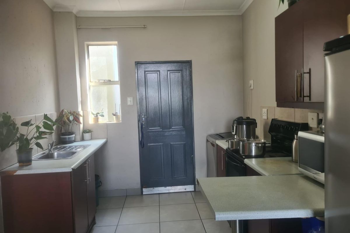 Reduced 2 Bed 1 Bath Apartment For Sale In Buccleuch, Sandton - Photo 3